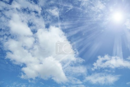 Foto de Sol brillante brillando en las nubes - Imagen libre de derechos