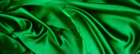Téléchargez les photos : Gros plan de tissu de soie satiné vert ondulé - en image libre de droit