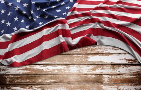 Téléchargez les photos : Gros plan du drapeau américain sur fond en bois - en image libre de droit