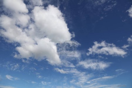 Téléchargez les photos : Nuages blancs moelleux dans un ciel bleu - en image libre de droit