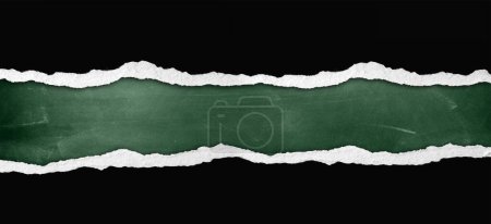 Foto de Papel negro rasgado sobre fondo de pizarra verde - Imagen libre de derechos
