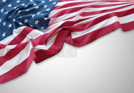 Téléchargez les photos : Gros plan du drapeau américain sur fond gris - en image libre de droit