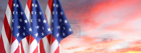 Téléchargez les photos : Drapeaux américains dans un ciel lumineux - en image libre de droit