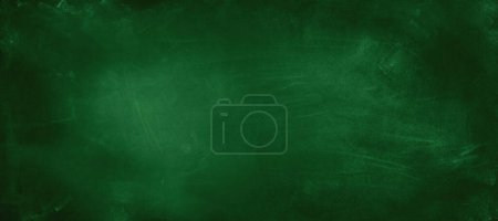 Téléchargez les photos : Craie frottée sur fond de tableau vert - en image libre de droit