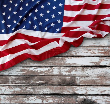 Foto de Primer plano de la bandera estadounidense sobre fondo de madera - Imagen libre de derechos