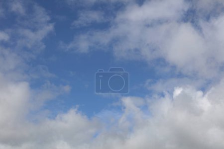 Foto de Nubes blancas esponjosas en un cielo azul - Imagen libre de derechos