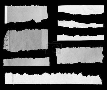 Téléchargez les photos : Huit morceaux de journal déchiré sur fond noir - en image libre de droit