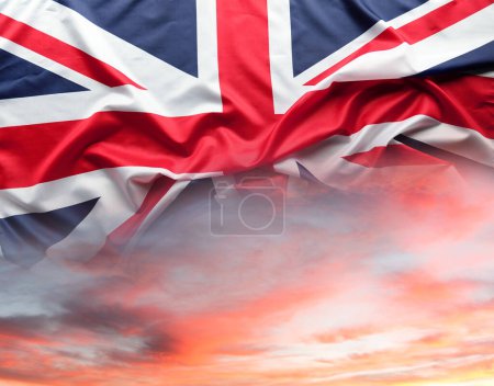 Téléchargez les photos : Drapeau Union Jack dans un ciel ensoleillé - en image libre de droit