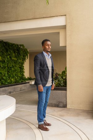 Téléchargez les photos : Portrait d'un bel homme d'affaires africain noir portant un costume - en image libre de droit