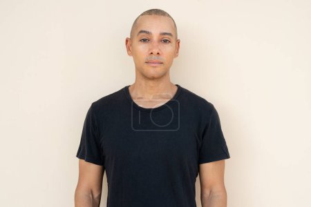 Téléchargez les photos : Portrait of handsome bald man wearing t-shirt against plain background - en image libre de droit