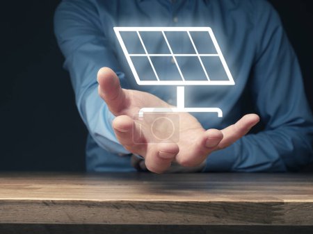 Foto de Hombre de negocios con una mano abierta y un icono generador de energía solar, energía alternativa, concepto de protección del medio ambiente, cero CO2 - Imagen libre de derechos