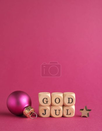 Téléchargez les photos : Petits blocs de bois avec l'inscription God Jul, scandinave Joyeux Noël, fond violet, décoration minimaliste de Noël en bois - en image libre de droit