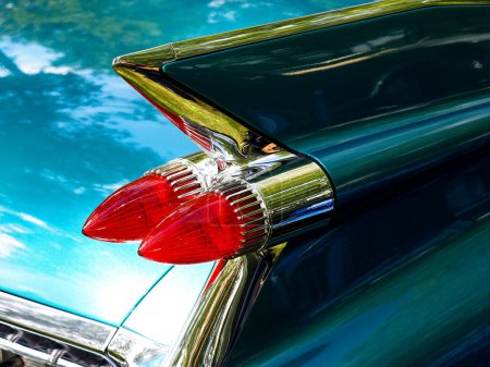 Téléchargez les photos : Gros feu arrière gros plan d'une voiture vintage américaine, pièces de rechange ou concept de restauration - en image libre de droit