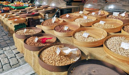Téléchargez les photos : Stand avec différents types de noix sur le marché de rue à Thessalonique, Grèce - en image libre de droit