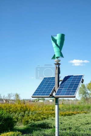 Téléchargez les photos : Un petit panneau solaire avec un moulin - en image libre de droit