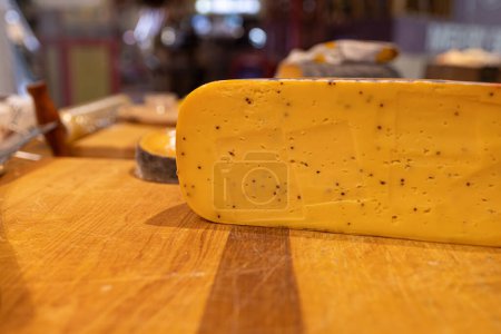 Foto de Colección de quesos, trozos de queso gouda holandés amarillo duro - Imagen libre de derechos