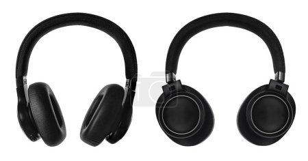 Foto de Par de auriculares negros sobre oreja aislados sobre un fondo blanco, mostrando detalles y diseño. - Imagen libre de derechos