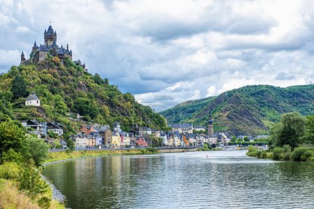 Téléchargez les photos : Vue du château et de la ville de Cochem sur la Moselle Allemagne - en image libre de droit