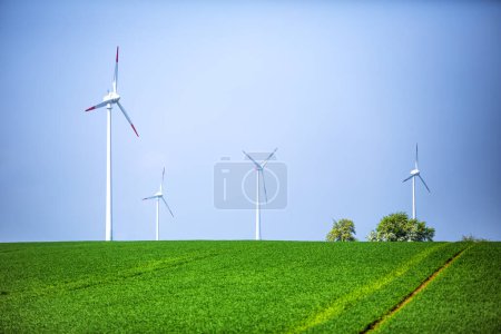 Téléchargez les photos : View of wind turbines and agricultural field - en image libre de droit