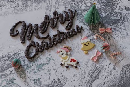 Téléchargez les photos : Image de biscuits de Noël sucrés et bonbons, texte de Noël joyeux chocolat sur un dessus de table - en image libre de droit