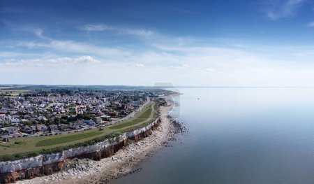 Téléchargez les photos : Vue aérienne au-dessus de la mer en regardant la ville maritime de Hunstanton dans le nord - en image libre de droit