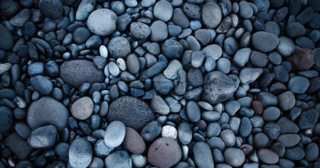 Nahaufnahme von Steinen und Kieselsteinen am Strand