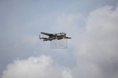 Foto de BUDAPEST, HUNGRÍA - 24 DE JUNIO DE 2018: Un bombardero B-25J "MITCHELL" del equipo Red Bull Flying Bulls, durante una exposición al aire libre en la ciudad de Budapest. - Imagen libre de derechos