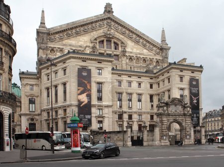 Foto de París, Francia - 2 de febrero de 2019: Ópera Garnier. Teatro nacional que data del siglo XIX, también conocido como Palais Garnier. - Imagen libre de derechos