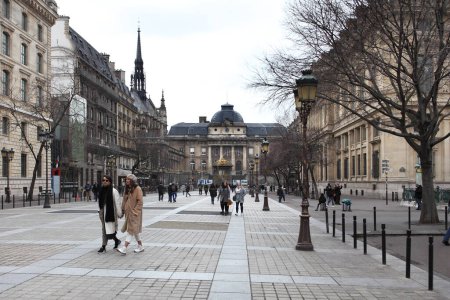 Téléchargez les photos : Paris, France - 2 février 2019 : Place Louis Lepine devant le Palais de Justice de Paris. - en image libre de droit