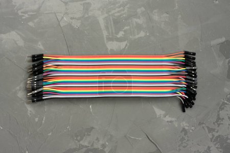 Foto de Cable de puente macho a hembra para Arduino. Conjunto de cables de conexión de color sobre fondo gris. Cables para conectar módulos y sensores para una conexión y programación fiables de microcontroladores - Imagen libre de derechos