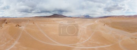 Foto de Vista aérea de la formación de piedra en Salar De Tara, Desierto de Atacama, Chile. - Imagen libre de derechos