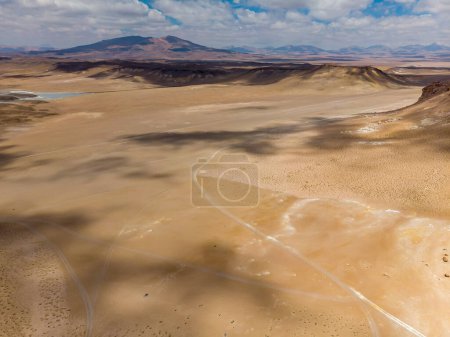 Foto de Vista aérea de la formación de piedra en Salar De Tara, Desierto de Atacama, Chile. - Imagen libre de derechos