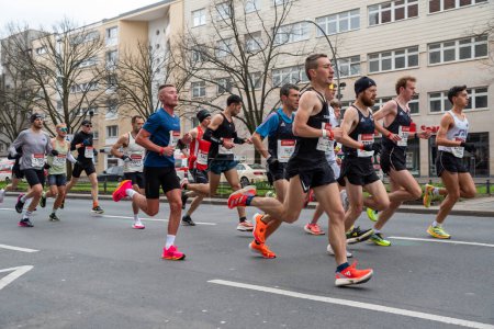 Téléchargez les photos : Berlin, Allemagne, 2 avril 2023 : Demi-marathon à Berlin. Les athlètes courent sur Otto-Suhr-Allee, Charlottenburg, Berlin - en image libre de droit