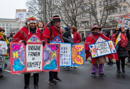 Téléchargez les photos : Berlin, Allemagne - 8 mars 2023 : Marche de la Journée internationale de la femme à Berlin - en image libre de droit