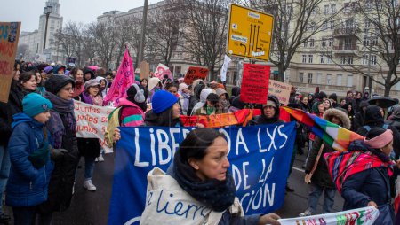 Téléchargez les photos : Berlin, Allemagne - 8 mars 2023 : Marche de la Journée internationale de la femme à Berlin - en image libre de droit