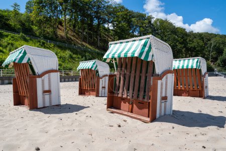 Téléchargez les photos : Chaises de plage à la mer Baltique. Masse de Sellin à Ruegen Island, Allemagne - en image libre de droit