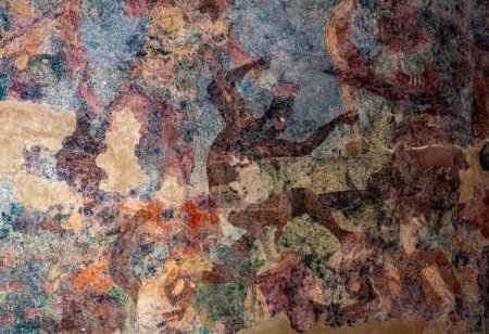 Foto de Bonampak, Chiapas, México 21 de diciembre de 2019: Antiguos murales en el Templo de Pinturas de Bonampak, del periodo Maya Clásico. Las pinturas muestran la historia de la vida maya. - Imagen libre de derechos