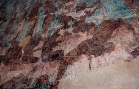 Foto de Bonampak, Chiapas, México 21 de diciembre de 2019: Antiguos murales en el Templo de Pinturas de Bonampak, del periodo Maya Clásico. Las pinturas muestran la historia de la vida maya. - Imagen libre de derechos
