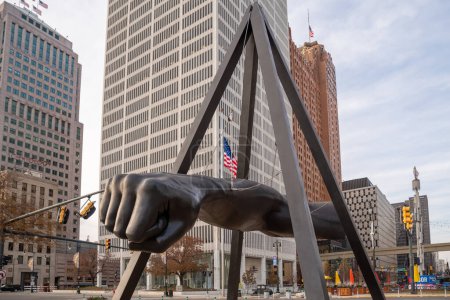 Téléchargez les photos : Detroit, Michigan, États-Unis - Le 23 novembre 2018 : Le Monument à Joe Louis, aussi connu sous le nom de The Fist, est un monument commémoratif du boxeur au Hart Plaza de Detroit
. - en image libre de droit