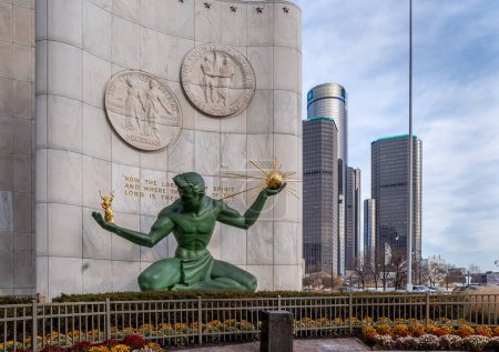 Téléchargez les photos : Detroit, Michigan, États-Unis - 23 novembre 2018 : L'Esprit de Detroit est un monument de la ville avec une grande statue en bronze créée par Marshall Fredericks à Detroit, Michigan
. - en image libre de droit