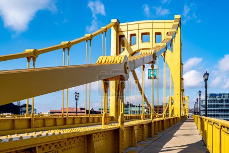 Foto de Pittsburgh, Pensilvania, EE.UU. - 25 de noviembre de 2018: Andy Warhol Bridge, también conocido como Seventh Street Bridge, atraviesa el río Allegheny en el centro de Pittsburgh, Pensilvania, EE.UU. - Imagen libre de derechos