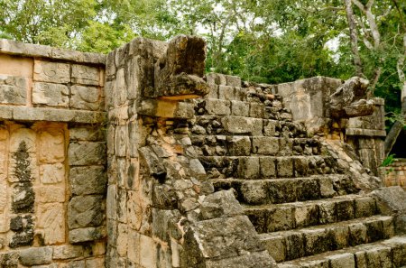 Foto de Escultura de Serpiente de Ruinas de Chichén Itzá ciudad maya precolombina, México - Imagen libre de derechos