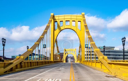Foto de Pittsburgh, Pensilvania, EE.UU. - 25 de noviembre de 2018: Andy Warhol Bridge, también conocido como Seventh Street Bridge, atraviesa el río Allegheny en el centro de Pittsburgh, Pensilvania, EE.UU. - Imagen libre de derechos