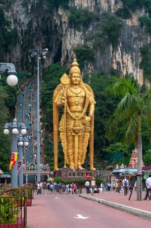 Téléchargez les photos : Grottes de Batu, Gombak, Selangor, Malaisie - 20 août 2011 : Grottes de Batu et statue de Murugan. Le complexe de grottes est l'un des sanctuaires hindous les plus populaires et est dédié à Murugan. - en image libre de droit