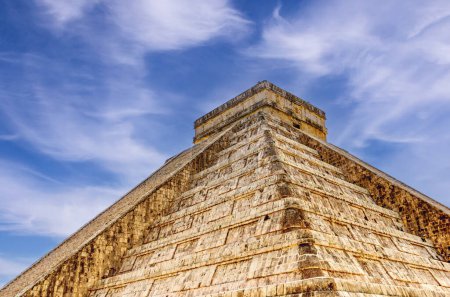 Foto de Pirámide en Chichén Itzá, Templo de Kukulkán. Yucatán, México - Imagen libre de derechos