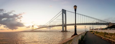 Foto de Nueva York, EE.UU. - 10 de octubre de 2018: Puente Verrazzano-Narrows puente colgante de dos pisos que conecta los distritos de Nueva York de Staten Island y Brooklyn, EE.UU. - Imagen libre de derechos