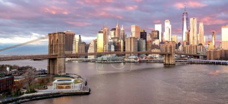 Téléchargez les photos : Vue panoramique du pont de Brooklyn au lever du soleil à New York. États-Unis - en image libre de droit
