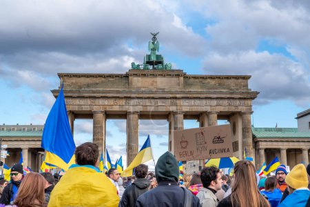 Téléchargez les photos : Berlin, Allemagne - 24 février 2024 : Manifestation anti-guerre contre l'invasion russe de l'Ukraine devant la porte de Brandebourg à Berlin. - en image libre de droit