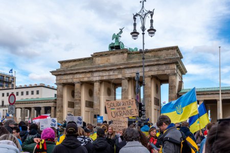 Téléchargez les photos : Berlin, Allemagne - 24 février 2024 : Manifestation anti-guerre contre l'invasion russe de l'Ukraine devant la porte de Brandebourg à Berlin. - en image libre de droit