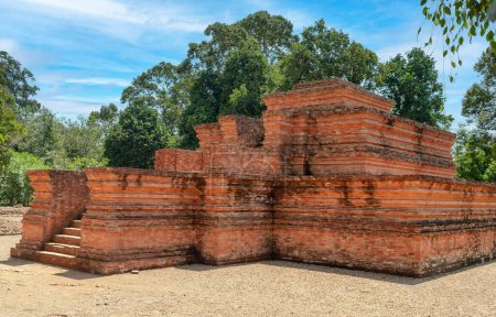 Foto de Templo de Muara Jambi. Complejo de templos budistas, en Muaro Jambi Regency, provincia de Jambi, Sumatra, Indonesia. - Imagen libre de derechos